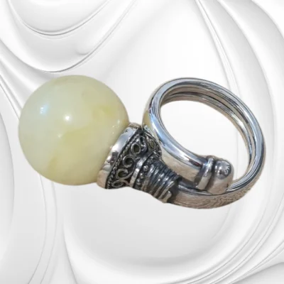 Pierścień ze srebra z kulką mlecznego bursztynu – wyjątkowa biżuteria handmade