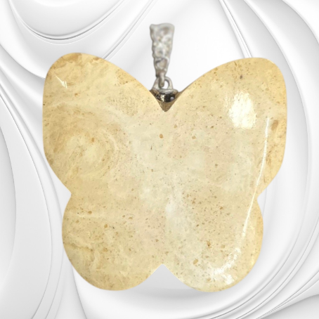 Wyjątkowa zawieszka z naturalnego bursztynu bałtyckiego w kształcie motyla. Elegancka bursztynowa biżuteria symbolizująca wolność, piękno i przemianę.