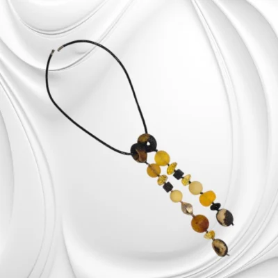 Ręcznie wykonany naszyjnik z bursztynu na rzemieniu – efektowna biżuteria naturalna