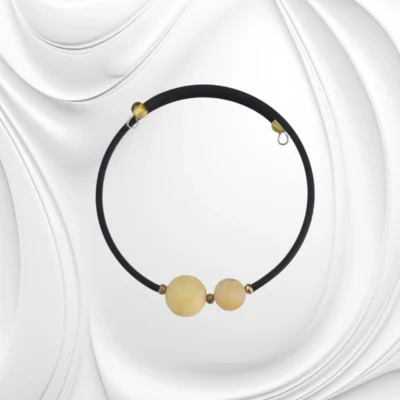Nowoczesna bransoletka z dwoma kulkami bursztynu na drucie pamięciowym z kauczukową powłoką
