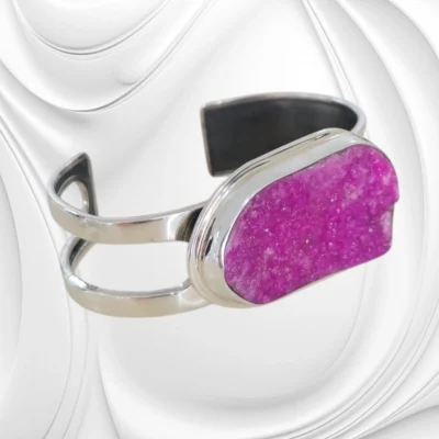 Szeroka srebrna bransoletka z kalcytem kobaltowym – unikatowa biżuteria artystyczna