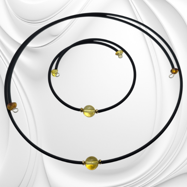 biżuteria kamienie naturalne bransoelta na drucie pamięciowym z kulką bursztynu na prezent