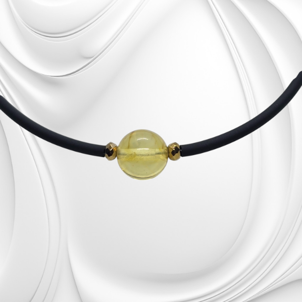 biżuteria kamienie naturalne bransoelta na drucie pamięciowym z kulką bursztynu na prezent