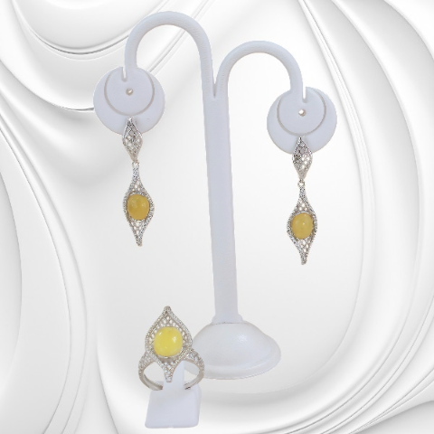 Komplet biżuterii – srebrne kolczyki z bursztynem i dopasowany pierścionek