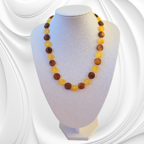 Naszyjnik z nieregularnych krążków bursztynu w ciepłych odcieniach