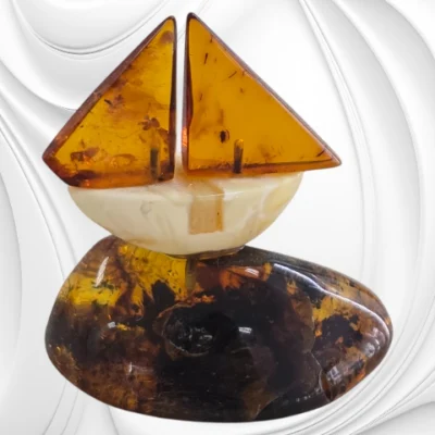 Model małej żaglówki wykonany z bursztynu – elegancka dekoracja i oryginalny prezent