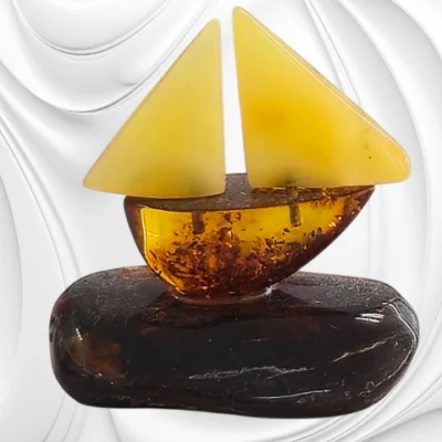 Model małej żaglówki wykonany z bursztynu – elegancka dekoracja