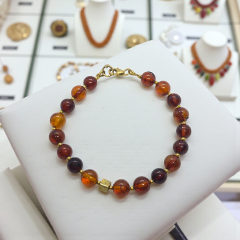 Ręcznie robiona bransoleta z bursztynem koniakowym i srebrnymi detalami