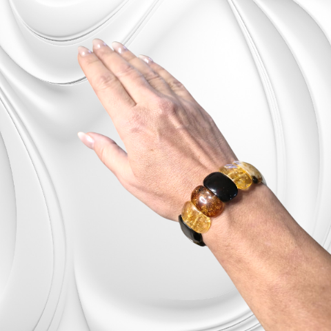 Bransoletka z płytek kolorowego bursztynu w odcieniach od mlecznego po koniakowy