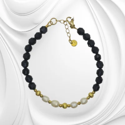 Bransoletka z naturalnych pereł, czarnego onyksu i srebra – elegancja handmade