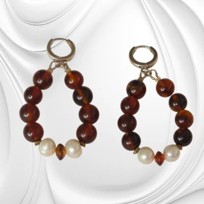 Kolczyki z kulek bursztynu i pereł – klasyczna elegancja z nutą natury