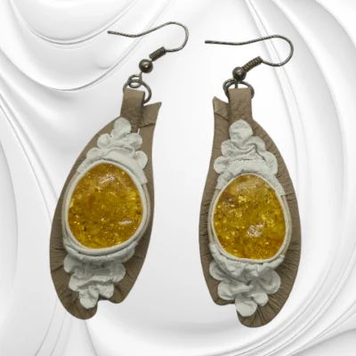 Skórzane kolczyki z bryłką bursztynu i srebrnym zapięciem