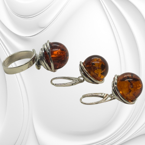 Kolczyki z kulką koniakowego bursztynu owinięte srebrnym drutem