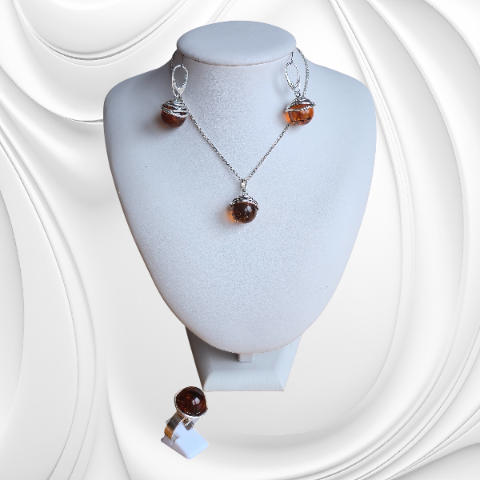 Kolczyki z kulką koniakowego bursztynu owinięte srebrnym drutem