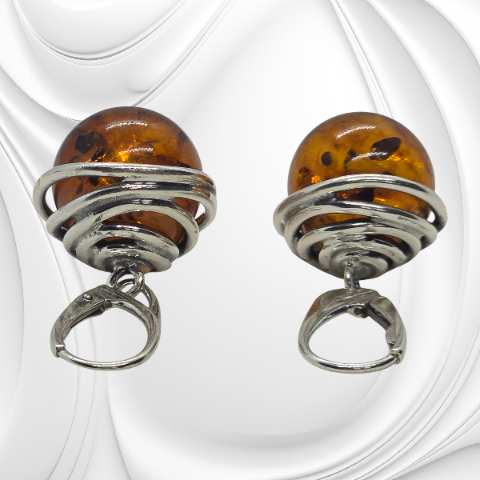 Kolczyki z kulką koniakowego bursztynu owinięte srebrnym drutem