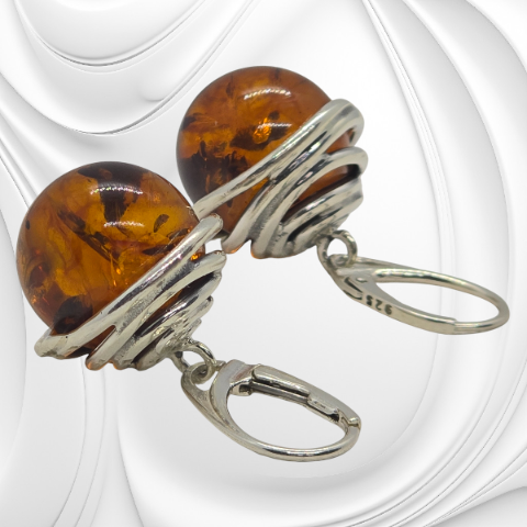 Kolczyki z kulką koniakowego bursztynu owinięte srebrnym drutem