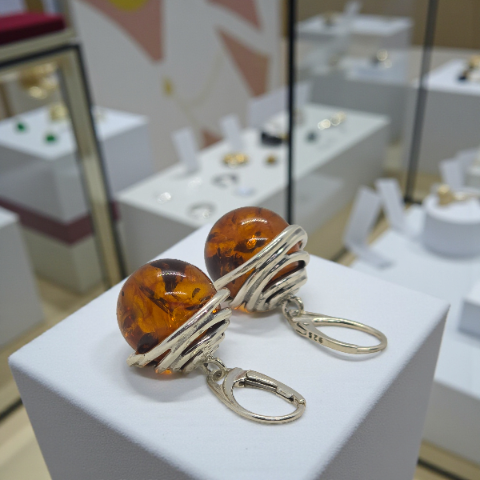 Kolczyki z kulką koniakowego bursztynu owinięte srebrnym drutem