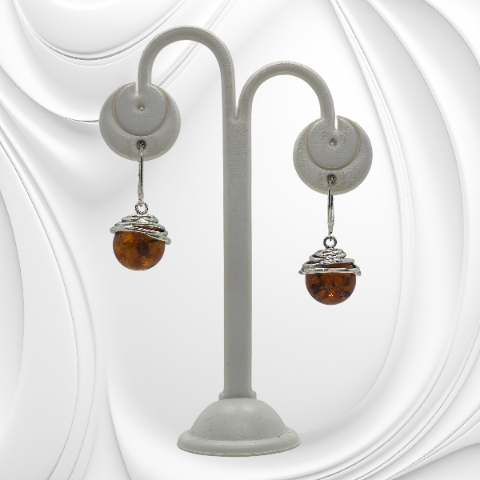Kolczyki z kulką koniakowego bursztynu owinięte srebrnym drutem