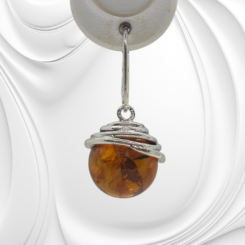 Kolczyki z kulką koniakowego bursztynu owinięte srebrnym drutem