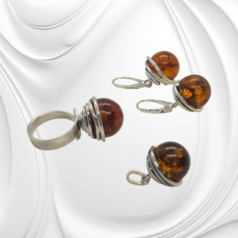 Kolczyki z kulką koniakowego bursztynu owinięte srebrnym drutem