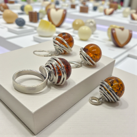 Kolczyki z kulką koniakowego bursztynu owinięte srebrnym drutem