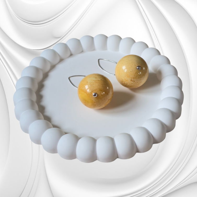 Kolczyki z dużą kulką mlecznego bursztynu na srebrnym zapięciu typu rybka