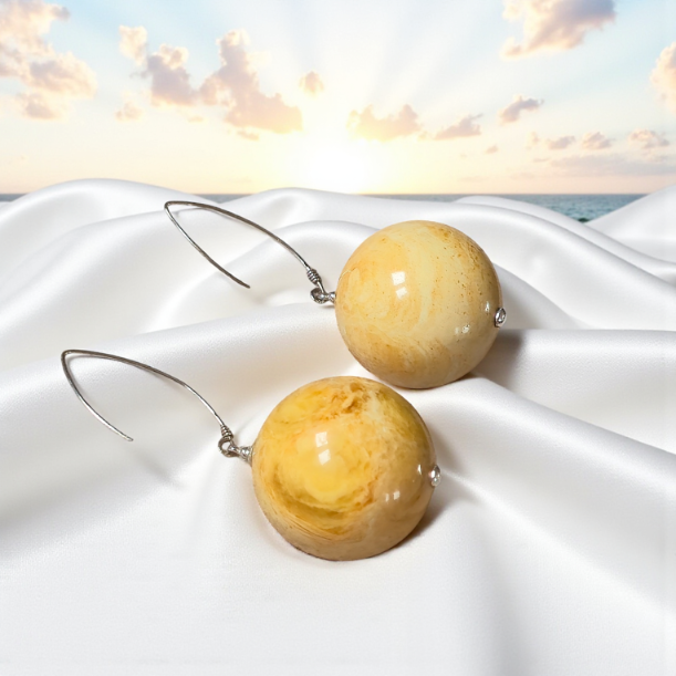 Kolczyki z dużą kulką mlecznego bursztynu na srebrnym zapięciu typu rybka