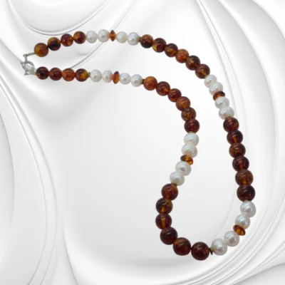 Srebrny naszyjnik z kulek bursztynu i pereł – elegancja w naturalnym wydaniu