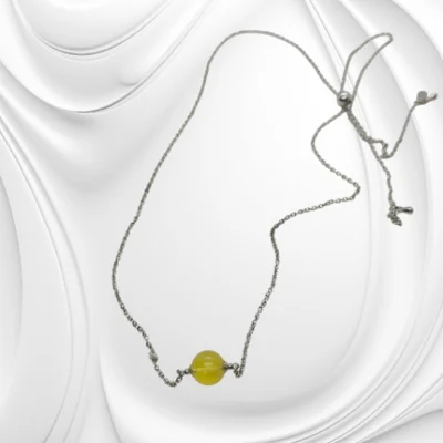 Naszyjnik z bursztynem na srebrnym łańcuszku – elegancka biżuteria z kulką bursztynu handmade