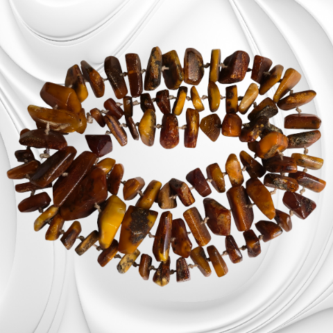 Elegancki naszyjnik z nieregularnych bryłek bursztynu – naturalny blask i unikatowy design.