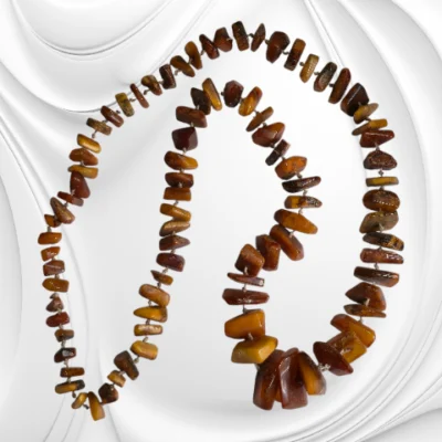 Elegancki naszyjnik z nieregularnych bryłek bursztynu – ręcznie polerowany, na lnianym sznurku