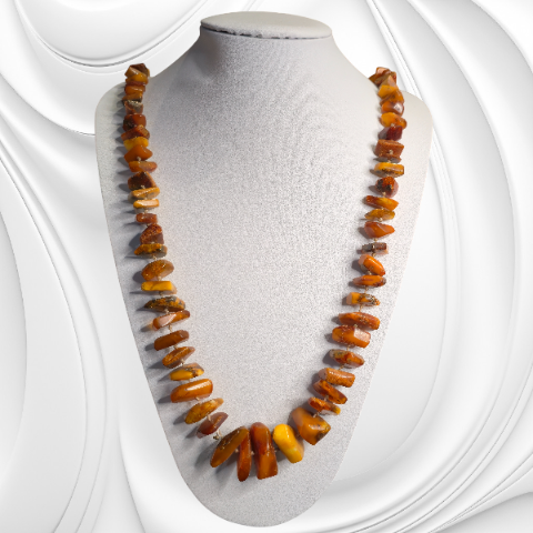 Elegancki naszyjnik z nieregularnych bryłek bursztynu – naturalny blask i unikatowy design.