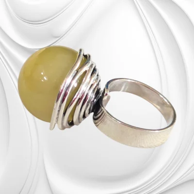 Elegancki regulowany pierścionek z bursztynem owiniętym srebrnym drutem – artystyczna biżuteria handmade