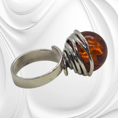 Elegancki pierścionek z kulką koniakowego bursztynu owinięty srebrnym drutem – ponadczasowa elegancja natury