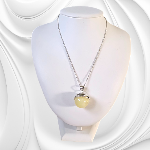 Zawieszka z bursztynem owiniętym srebrnym drutem