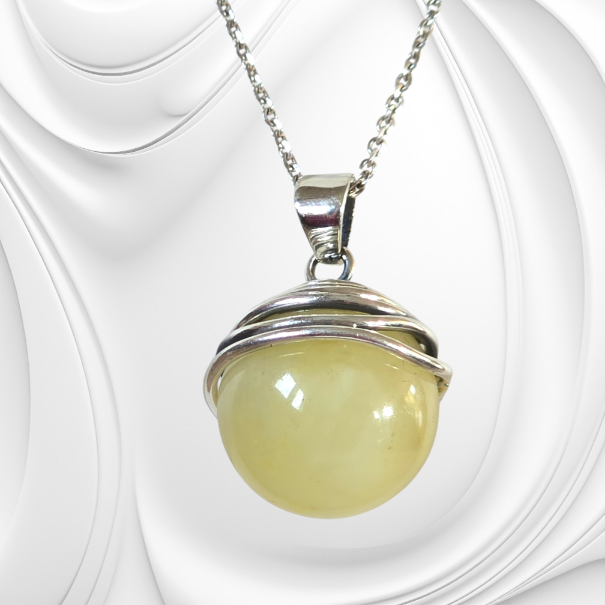 Zawieszka z bursztynem owiniętym srebrnym drutem