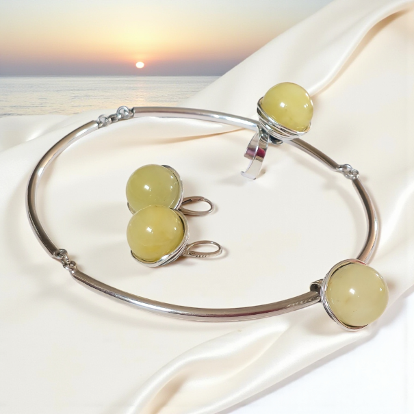 Zawieszka z bursztynem owiniętym srebrnym drutem