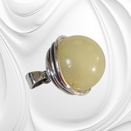 Zawieszka z bursztynem owiniętym srebrnym drutem