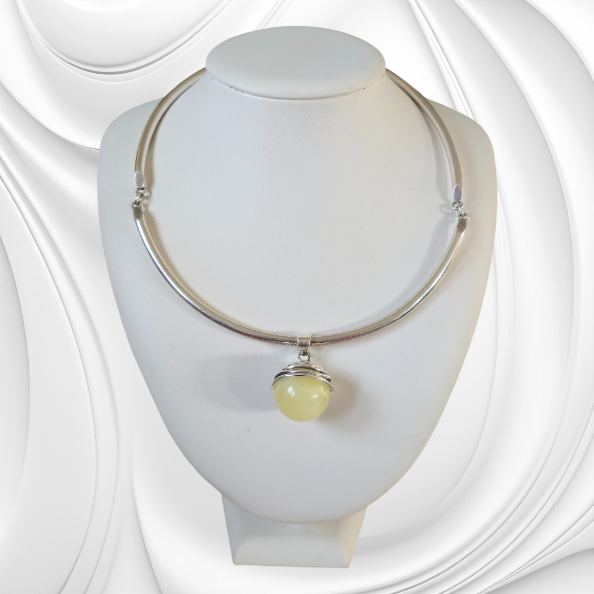 Zawieszka z bursztynem owiniętym srebrnym drutem