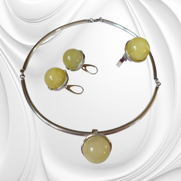 Zawieszka z bursztynem owiniętym srebrnym drutem