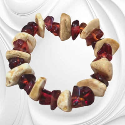 Bransoletka z bursztynem mleczno-karmelowym i czerwonym lakierowanym bursztynem na gumce jubilerskiej