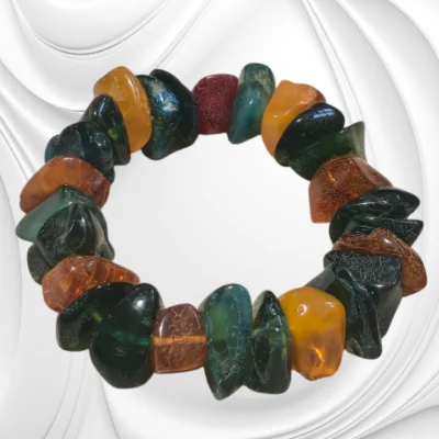 Bransoletka z bursztynu koniakowego z czerwonym i zielonym lakierowanym bursztynem na gumce jubilerskiej