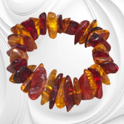 Bransoletka z bursztynu koniakowego i czerwonego lakierowanego na gumce jubilerskiej