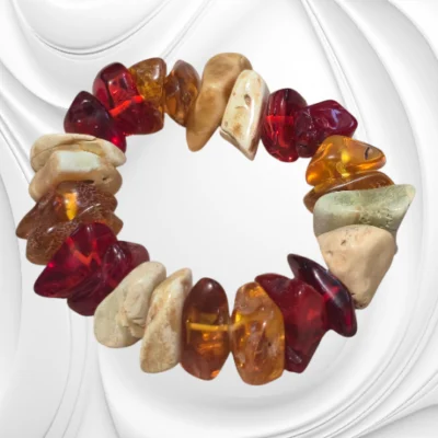 Bransoletka z bursztynu mleczno-karmelowego i koniakowego z czerwonym akcentem na gumce jubilerskiej