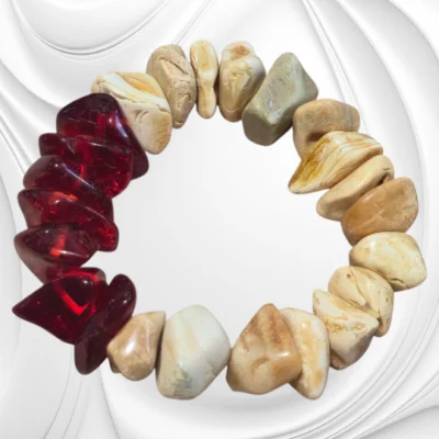 Bransoletka z bursztynu mleczno-karmelowego z czerwonym akcentem na gumce jubilerskiej