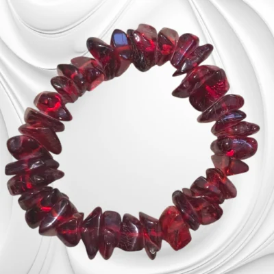 Bransoletka z bursztynu lakierowanego na czerwono z nieregularnych bryłek na gumce jubilerskiej