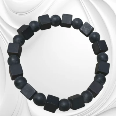 Bransoletka z czarnego matowego bursztynu z kulek i kostek na gumce jubilerskiej