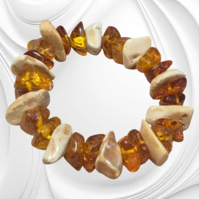 Bransoletka z nieregularnych bryłek polerowanego bursztynu na gumce jubilerskiej