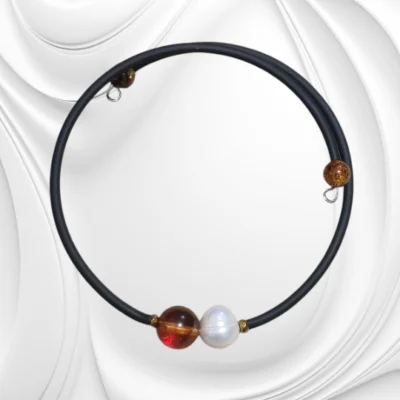 Bransoletka z naturalną perłą i bursztynem na drucie pamięciowym pokrytym kauczukiem