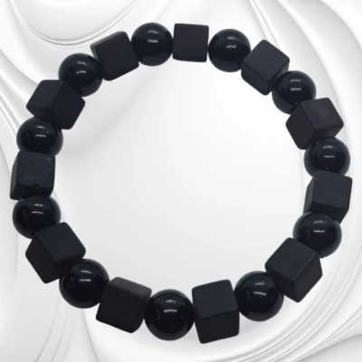 Bransoletka z polerowanych kulek i matowych kostek ciemnowiśniowego bursztynu na gumce jubilerskiej